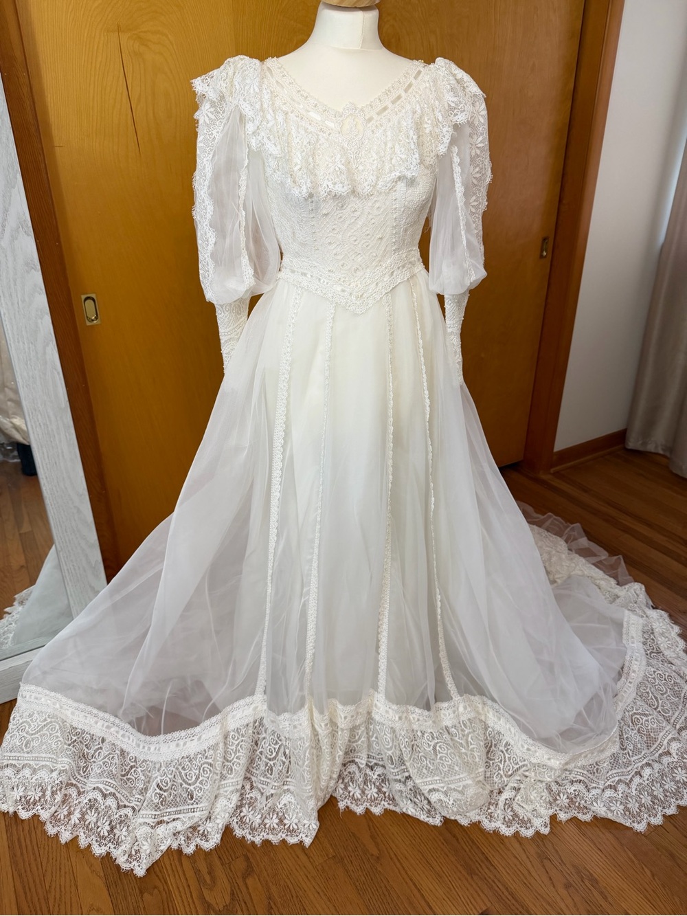 Vintage Ivory Lace Long Sleeve Bridal Dress